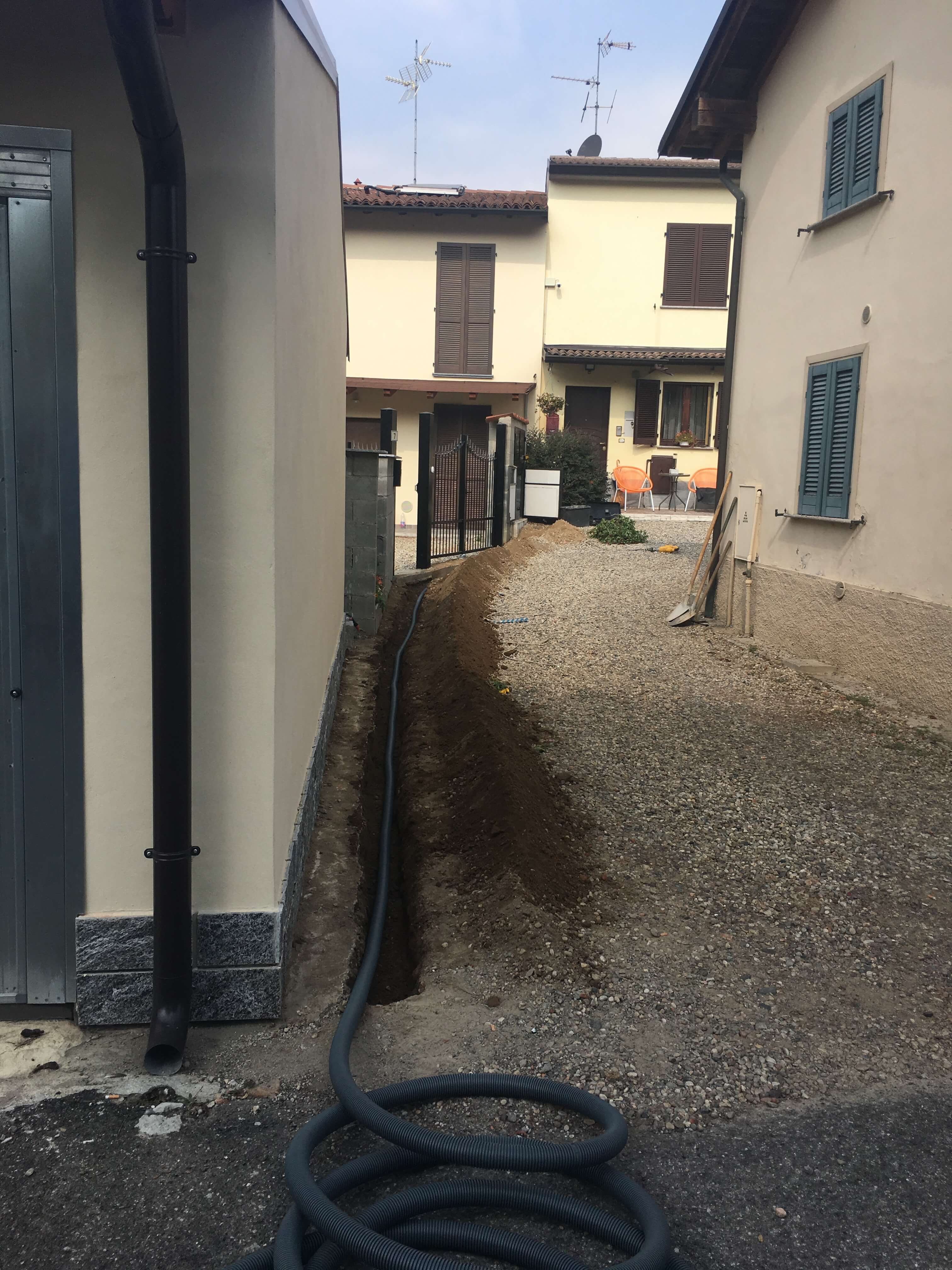 SCAVO PER COLLEGAMENTO ZONA PRIVATA CON FRONTE STRADA - CURA CARPIGNANO (PV)